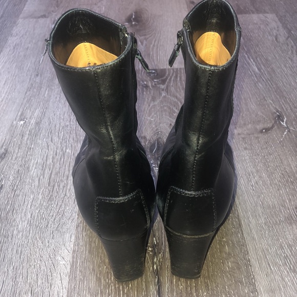 Tod’s Classic Leather Bootie Side Zip Stacked Heel - Picture 3 of 9